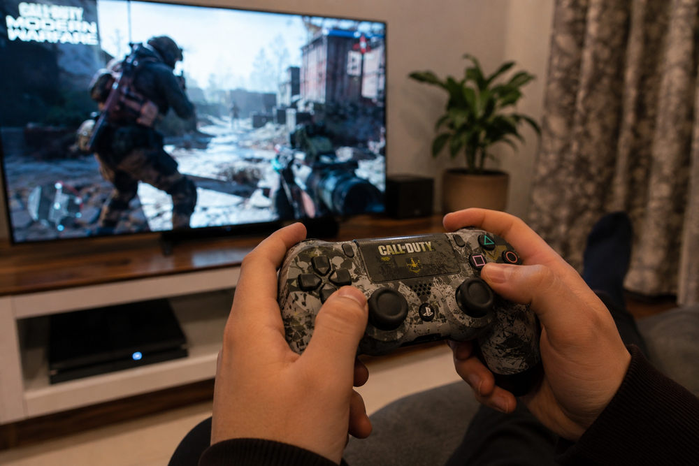 دسته بازی طرح PS4 CALL OF DUTY در حال استفاده توسط گیمر برای بازی با پلی استیشن